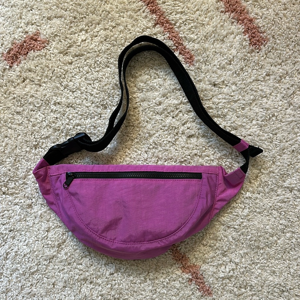 Baggu Crescent Fanny Pack. Color: Extra Pink.
